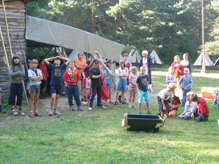 127 - Osvobození uvěznění krásky - děti se musí z minaretu trefit do nádoby s vodou, která představuje náruč jejího milého Muktadira.JPG